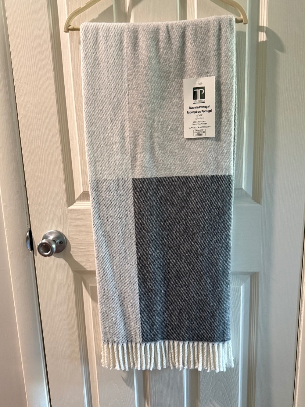 50" x 70" Texteis Penedo Throw in Shades of Gray